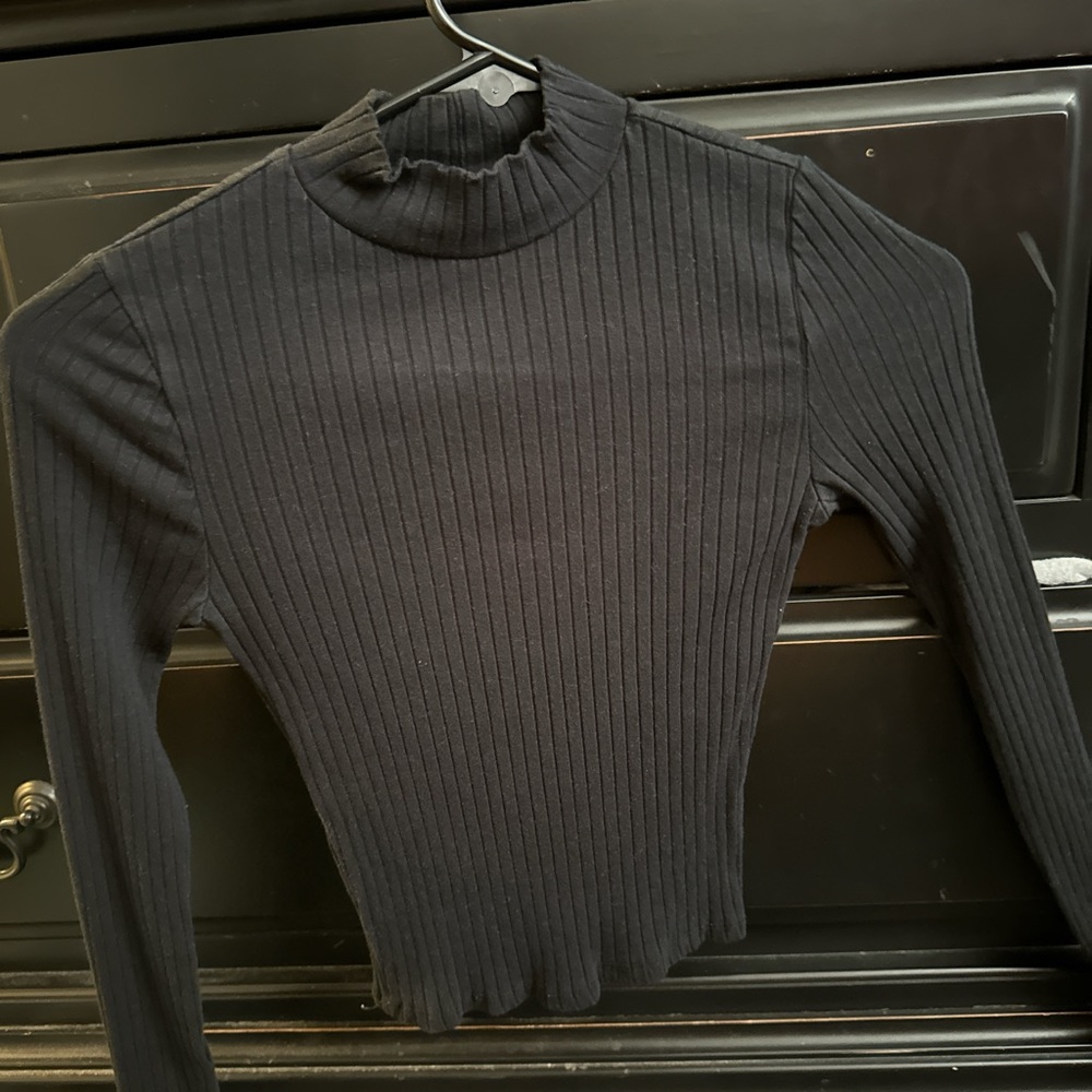 long sleeve black perfect undershirt !